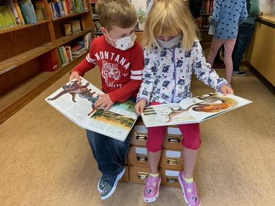 Erstklässler erkunden Bücherei