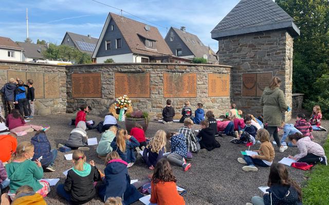 Klassen 3a und 3b besuchen Kriegerdenkmal