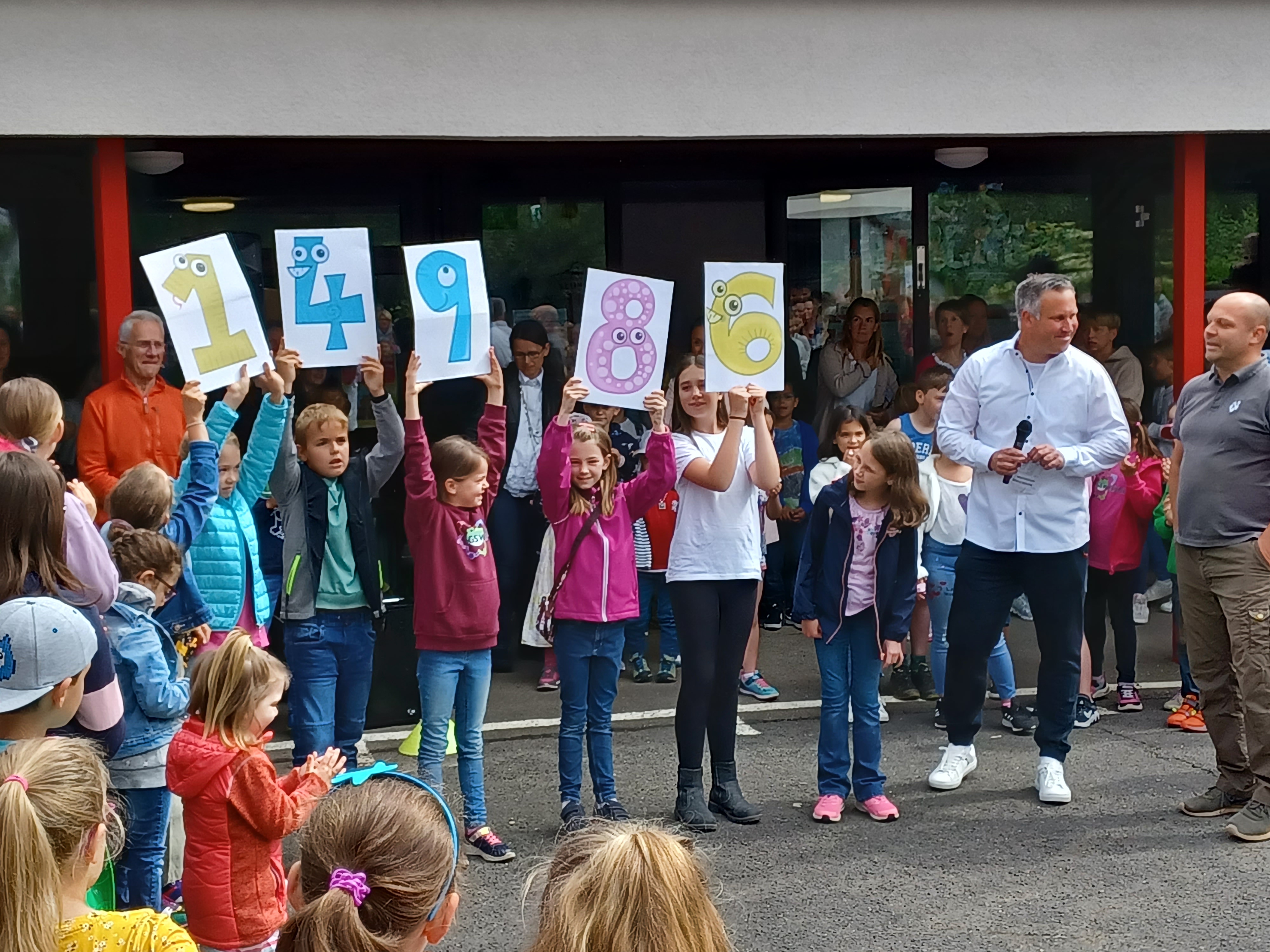 Buntes Schulfest mit Spendenübergabe rundet beeindruckende Projektwoche ab