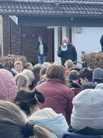 Grundschule und Kindergarten verabschieden Pfarrer Michael Kalisch