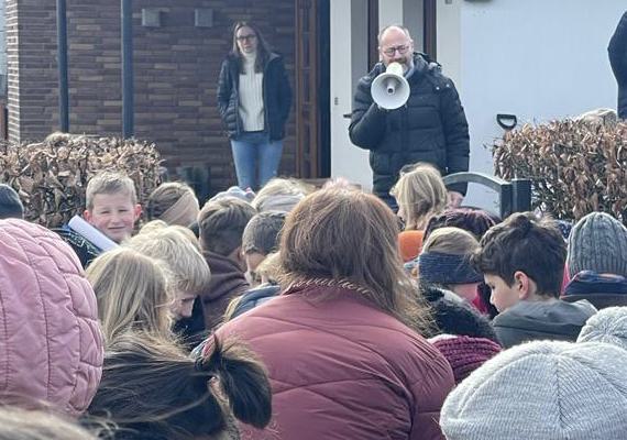 Grundschule und Kindergarten verabschieden Pfarrer Michael Kalisch