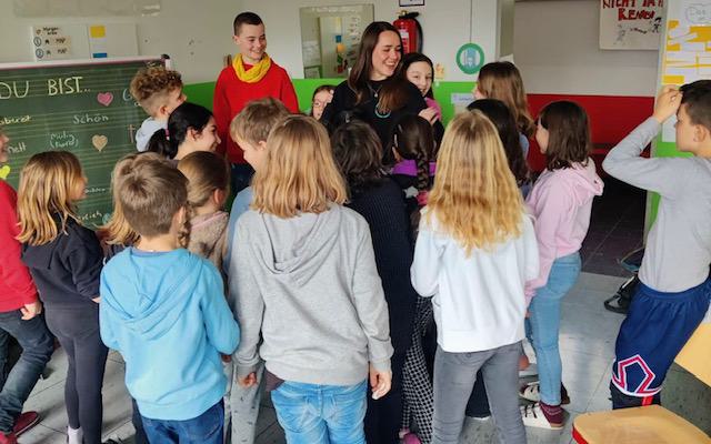 Große Freude in 4a und Schule: Frau Henrichs ist wieder da