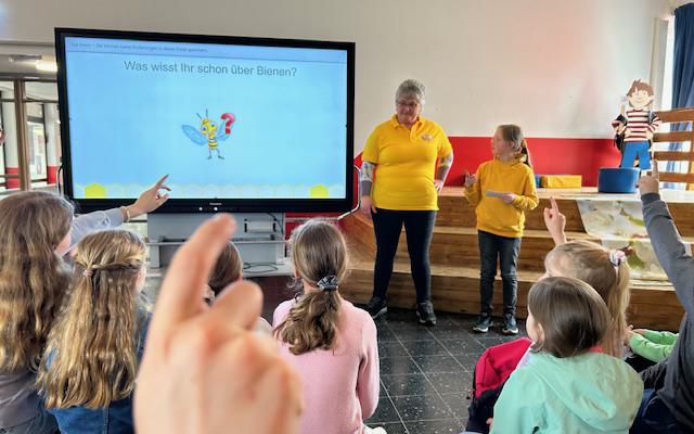 Bienenexpertin Marlene aus der 4a und die Imkerin Cornelia Schneider zu Gast