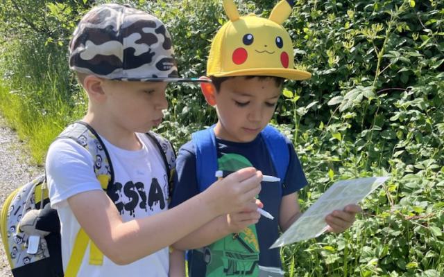 Mutige und abenteuerlustige Kinder unterwegs 