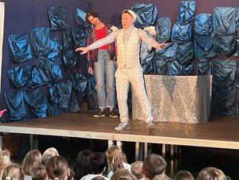 Der Engel Bauz zu Gast an der GGS Wiedenest