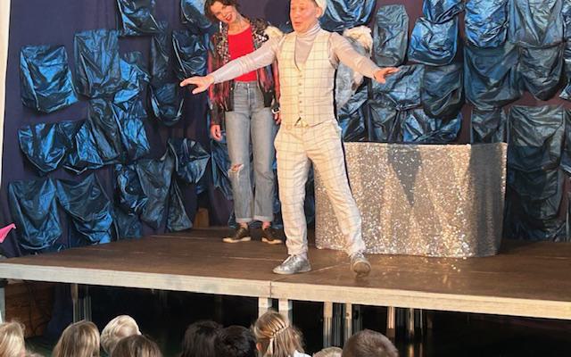 Der Engel Bauz zu Gast an der GGS Wiedenest